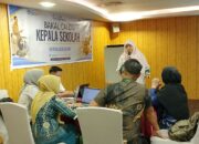 Peserta pelatihan BCKS bahas kasus antikorupsi di sekolah. Mereka mengambil sampel pemberian parcel dari orang tua anak didik