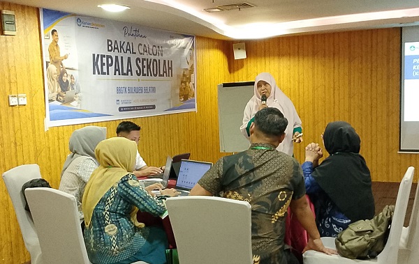 Peserta pelatihan BCKS bahas kasus antikorupsi di sekolah. Mereka mengambil sampel pemberian parcel dari orang tua anak didik