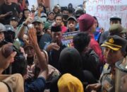 Ribuan warga Gowa menggelar demo desak Husniah Talenrang mundur jabatannya sebagai Bupati Gowa, Senin (24/8/2026).