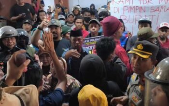 Ribuan warga Gowa menggelar demo desak Husniah Talenrang mundur jabatannya sebagai Bupati Gowa, Senin (24/8/2026).