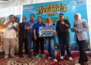 FIFGROUP bagi doorprize umrah untuk pelanggan setia di Hajatan Cabang Syariah 2026. Mereka akan berangkat ke Tanah Suci Oktober mendatang