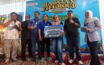 FIFGROUP bagi doorprize umrah untuk pelanggan setia di Hajatan Cabang Syariah 2026. Mereka akan berangkat ke Tanah Suci Oktober mendatang