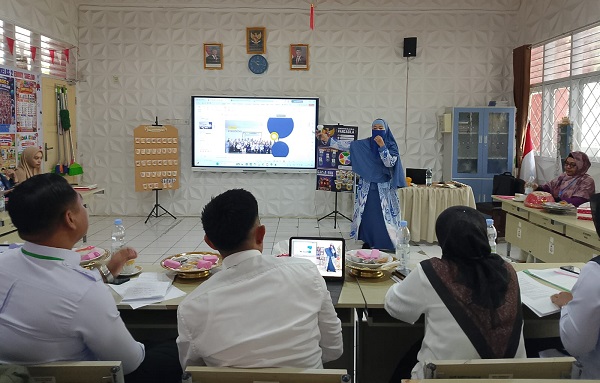 Kepala SD Percontohan PAM, Fahmawati menerima kunjungan peserta pelatihan BCKS tahun 2026 yang melakukan shadowing ke sekolah tersebut