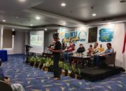 Dua profesor membahas buku Ngaji Sugih di Hotel Aryaduta Makassar, Sabtu (22/8/2026). Mereka adalah Prof Adi Armin dan Prof Sukardi Weda