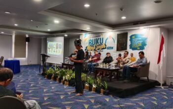 Dua profesor membahas buku Ngaji Sugih di Hotel Aryaduta Makassar, Sabtu (22/8/2026). Mereka adalah Prof Adi Armin dan Prof Sukardi Weda