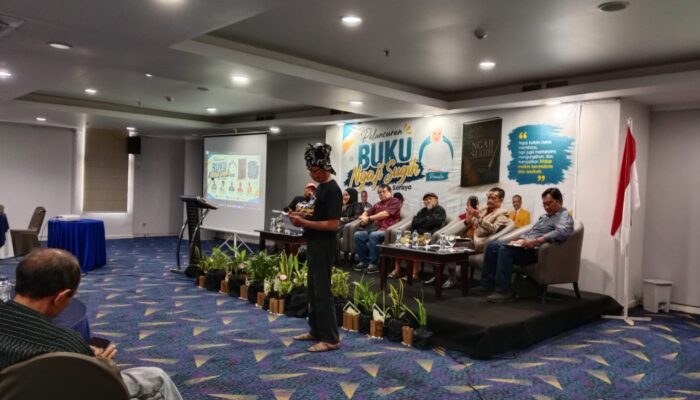 Dua Profesor Bahas Buku Ngaji Sugih Di Aryaduta