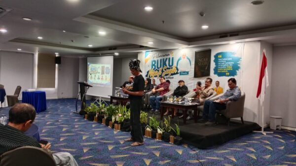 Dua profesor membahas buku Ngaji Sugih di Hotel Aryaduta Makassar, Sabtu (22/8/2026). Mereka adalah Prof Adi Armin dan Prof Sukardi Weda