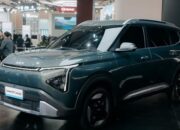 Kia Sales Indonesia memanfaatkan ajang GIIAS 2026 memperkenalkan amunisi baru di segmen kendaraan listrik, yakni Carens EV
