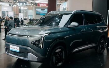 Kia Sales Indonesia memanfaatkan ajang GIIAS 2026 memperkenalkan amunisi baru di segmen kendaraan listrik, yakni Carens EV