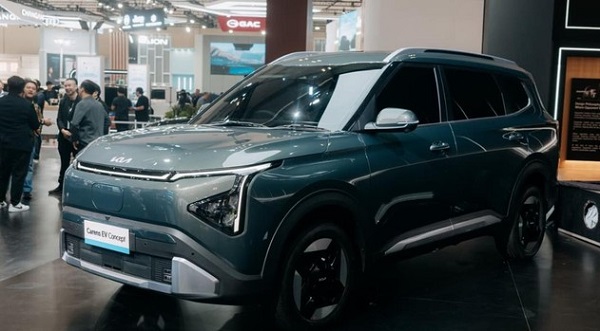 Kia Sales Indonesia memanfaatkan ajang GIIAS 2026 memperkenalkan amunisi baru di segmen kendaraan listrik, yakni Carens EV