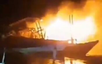Api lalap kapal latih SMKN 3 Jeneponto, Sabtu, 8 Agustus 2026 di Dermaga Tanrusampe, Kelurahan Pabiringa, Kecamatan Binamu, Jeneponto.