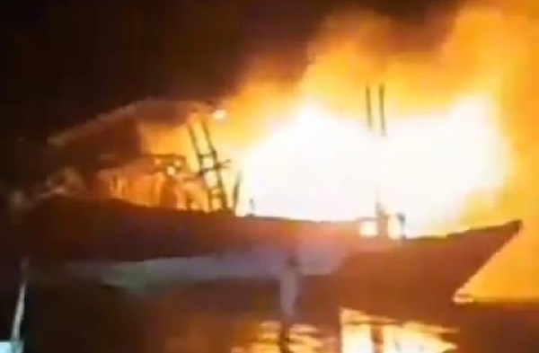 Api lalap kapal latih SMKN 3 Jeneponto, Sabtu, 8 Agustus 2026 di Dermaga Tanrusampe, Kelurahan Pabiringa, Kecamatan Binamu, Jeneponto.