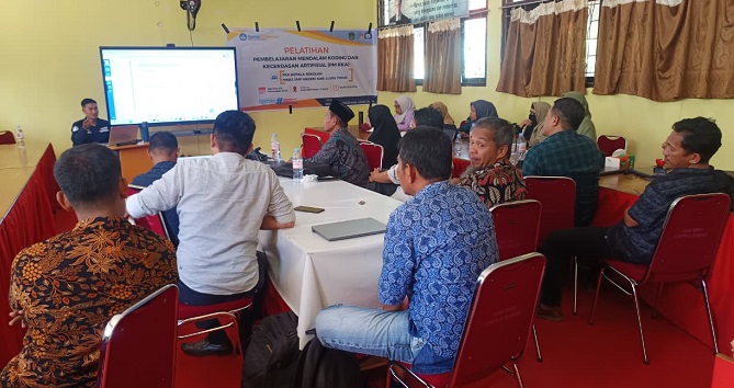 Sekretaris Dinas Pendidikan Luwu Timur, Darmawan SE MM membuka pelatihan PM KKA (Pembelajaran Mendalam Koding dan Kecerdasan Artifisial)