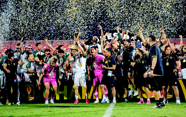 Persebaya Juara Piala Presiden, Reza Arya Mantan Kiper PSM Jadi Pahlawan, dalam laga Kamis (6/8/2026) malam di Stadion Kapten I Wayan Dipta