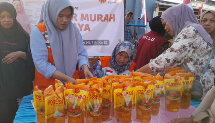 Bantu Ringankan Beban Warga Makassar, Rumah Zakat Gelar Pasar Murah Minyak Goreng di Kelurahan Rapokalling