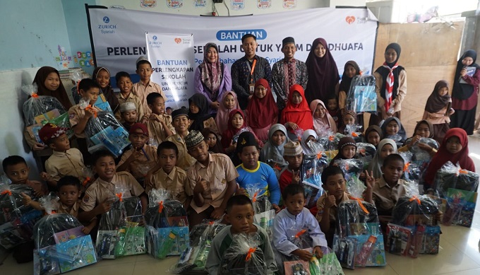 Zurich Syariah kolaborasi Rumah Zakat dan Dinas Pendidikan Makassar salurkan 50 paket perlengkapan sekolah kepada anak-anak yatim dan duafa