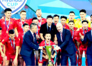 Vietnam Juara Piala AFF, Hampir Memborong Semua Penghargaan setelah bermain imbang 2-2 dengan Thailand dan menang agregat 4-2