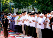Pemkot Makassar Salat Minta Hujan di Al Markaz