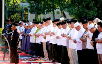 Pemkot Makassar Salat Minta Hujan di Al Markaz