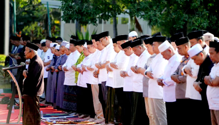 Pemkot Makassar Salat Minta Hujan di Al Markaz