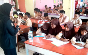 Murid SDN Tanggul Patompo 2 Belajar Tips Menulis dengan Metode Journaling