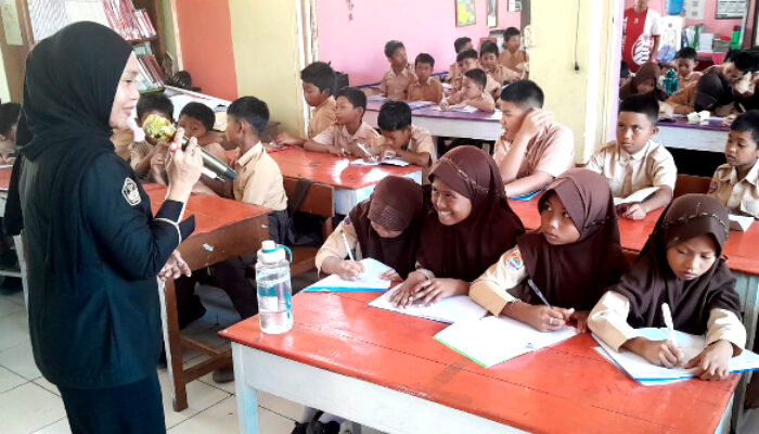 Murid SDN Tanggul Patompo 2 Belajar Tips Menulis dengan Metode Journaling