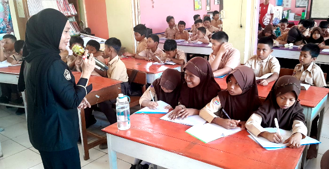 Murid SDN Tanggul Patompo 2 Belajar Tips Menulis Journaling Dr Sri Gusty, ST Penulis buku dan owner penerbit Arsy Media