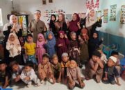 Ustaz Samir Bawakan Hikmah Maulid Di TK Mawar Pulau Kodingareng