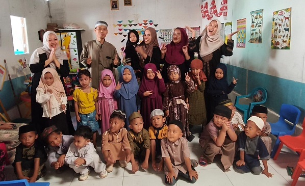 Ustaz Samir bawakan hikmah Maulid Nabi Muhammad SAW di TK Mawar, Pulau Kodingareng, Kota Makassar, Sulawesi Selatan