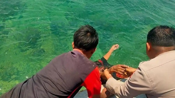 Warga Bonto Bahari, Bulukumba, terseret ombak saat mencari kayu bakar di kawasan galangan kapal Pinisi, Rabu (23/9/2026)
