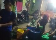 Petugas pemadam kebakaran mendistribusikan air bersih kepada warga Ujung Bulu, Bulukumba, Selasa, 6 Oktober 2026
