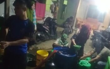 Petugas pemadam kebakaran mendistribusikan air bersih kepada warga Ujung Bulu, Bulukumba, Selasa, 6 Oktober 2026