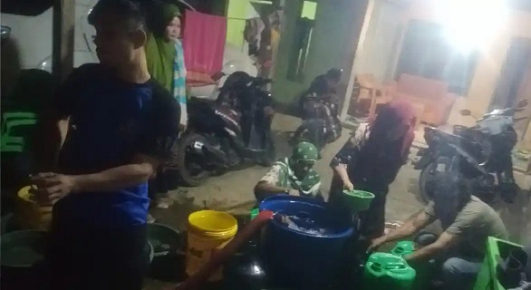 Petugas pemadam kebakaran mendistribusikan air bersih kepada warga Ujung Bulu, Bulukumba, Selasa, 6 Oktober 2026