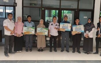 Unit Pengumpul Zakat atau UPZ Baznas Sulsel salurkan beasiswa kepada 4 murid melalui Cabdin Pendidikan Wilayah I