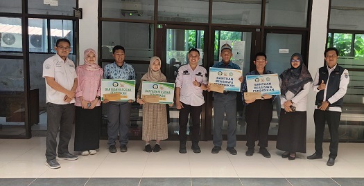 Unit Pengumpul Zakat atau UPZ Baznas Sulsel salurkan beasiswa kepada 4 murid melalui Cabdin Pendidikan Wilayah I