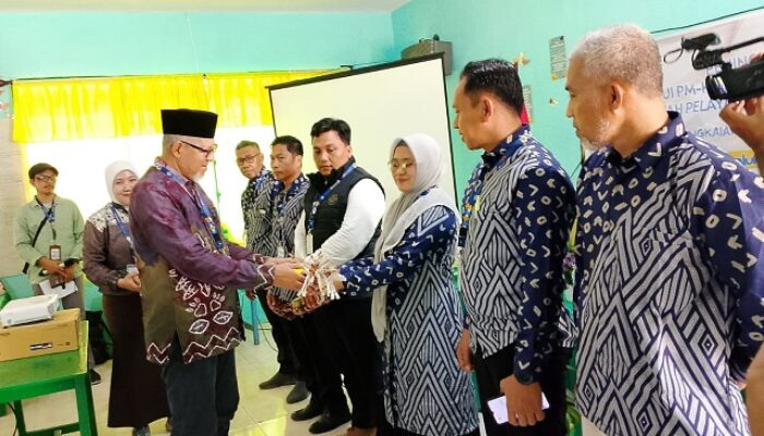 12 Peserta Bimtek Peningkatan Kompetensi GTK Di Pulau Kalukalukuang Kalmas