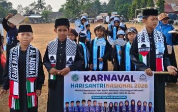 Puluhan santri dari 24 TK/TPA di Sinjai ramaikan Hari Santri Nasional 2026, Minggu (11/10/2026). Mereka turun ke jalan mengikuti karnaval