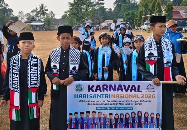 Puluhan santri dari 24 TK/TPA di Sinjai ramaikan Hari Santri Nasional 2026, Minggu (11/10/2026). Mereka turun ke jalan mengikuti karnaval