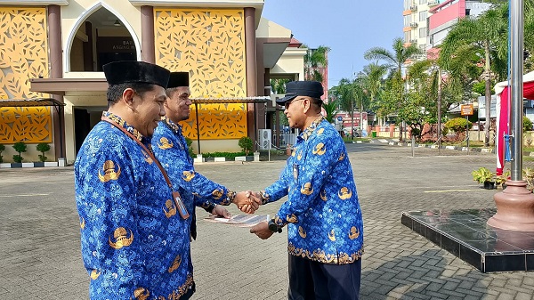 Dua pegawai Balai Besar Guru dan Tenaga Kependidikan (BBGTK) Sulawesi Selatan naik pangkat, satu purnabakti.