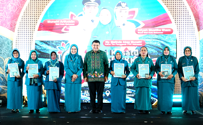 7 Kader PKK Kota Makassar Terima Penghargaan Adibakti dalam rangkaian peringatan ke-54 tahun Hari Kesatuan Gerak PKK